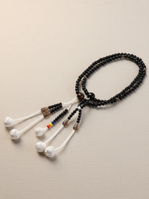 Chapelet Plastique Noir 3 Perles- Grand (Pompons tressés blancs)