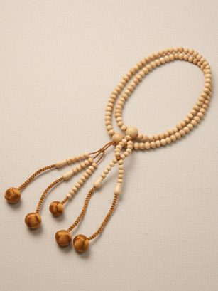 Chapelet Bois Schima Ivoire- Grand (Pompons tressés bruns)