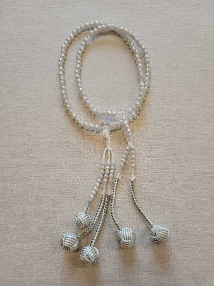 Chapelet Plastique Sauge Nacré - Grand (Pompons tressés verts-Blancs)
