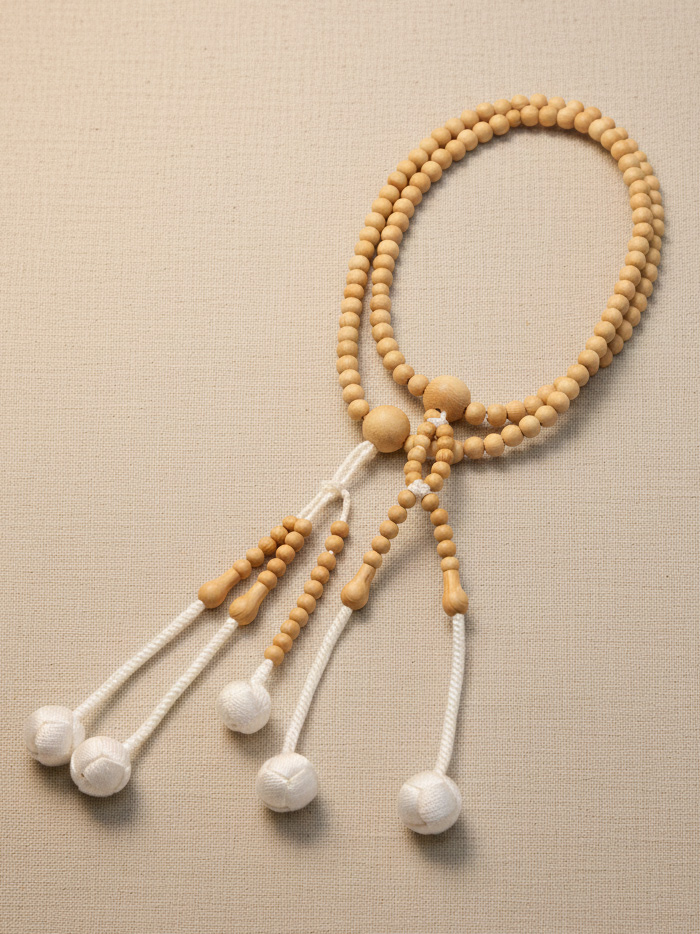 Chapelet Bois de Yabai -Très Grand (Pompons tressés blancs)